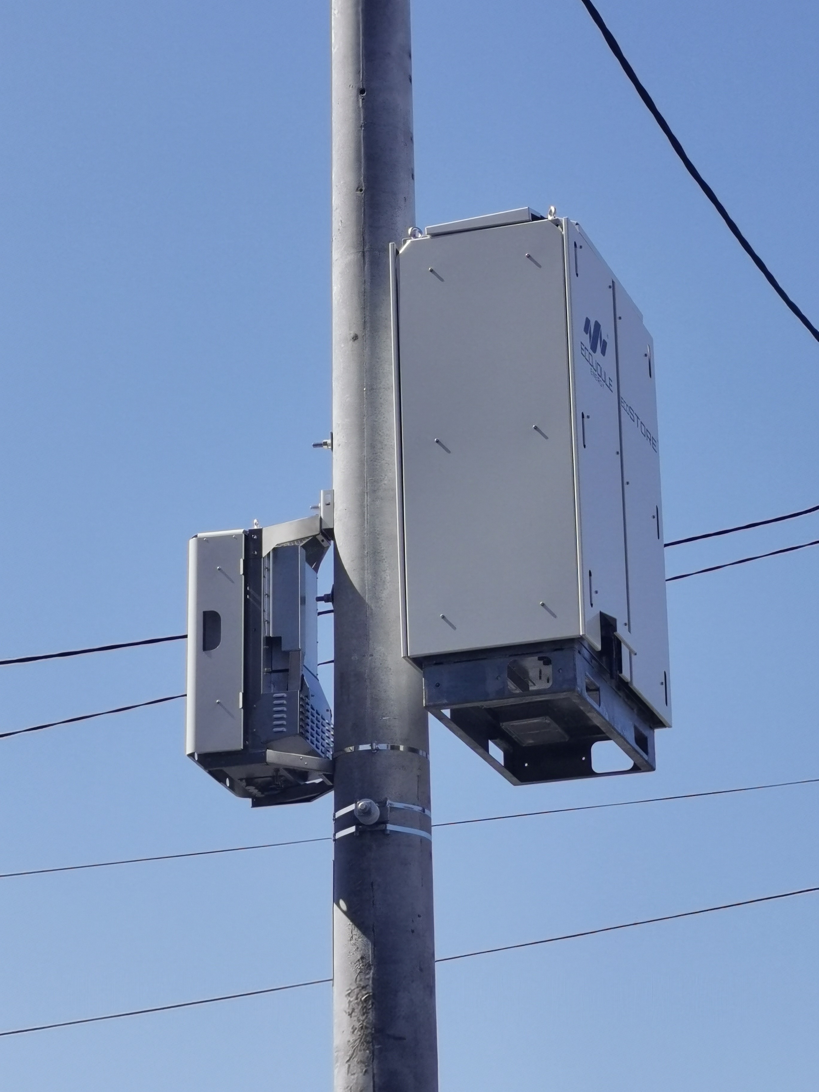 A pole top battery