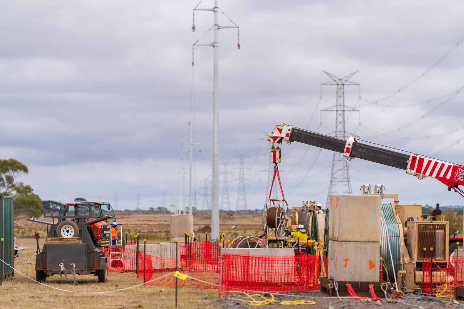 Construction works happening near a powerline